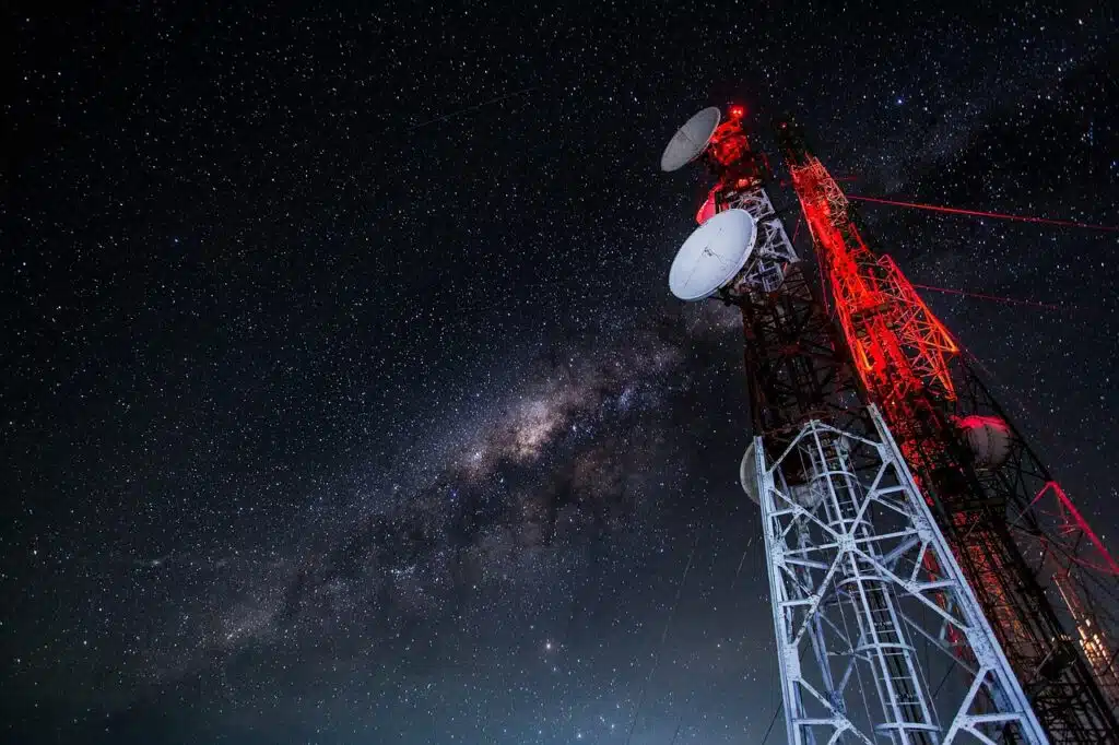 Beispiel Radiosender mit Antenne für Schwingungen bei Gesetz der Anziehung