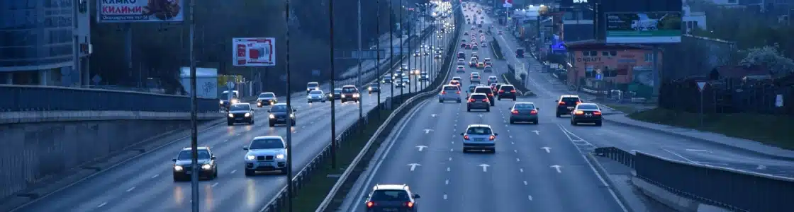 volle Autobahn durch Stadtgebiet