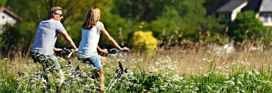 zwei Personen auf Fahrradtour