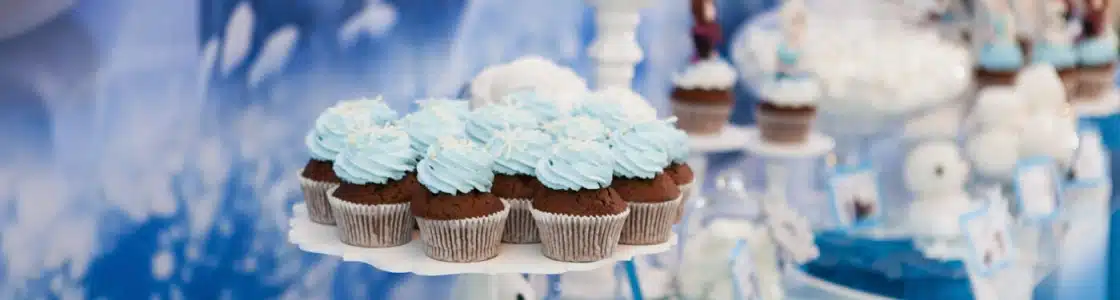 Cupcakes mit hellblauem Frosting