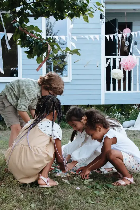 Kinder sammeln Süßigkeiten aus dem Gras