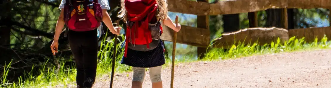 zwei Mädchen wandern