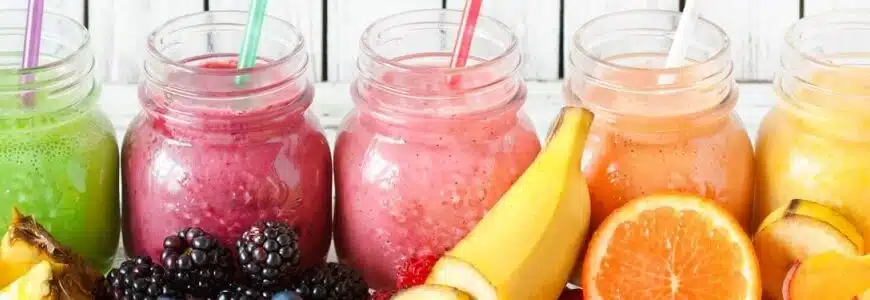 fünf Smoothies in verschiedenen Farben